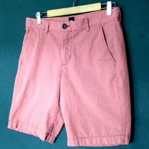 Gap men's size 32 shorts inseam  Hits at Knee